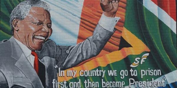 Nelson Mandela en un mural 