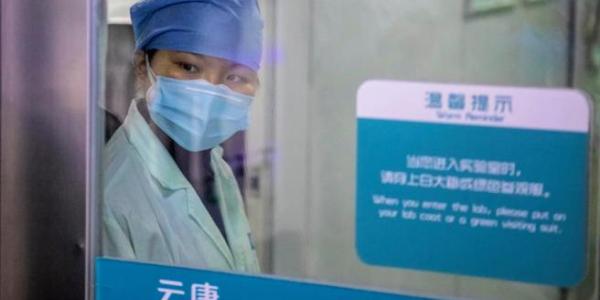 Una empleada, en un laboratorio de Guangzhou, China, que trabaja en el desarrollo de un 'kit' para el diagnóstico y la detección de casos del coronavirus COVID-19. Foto de EFE