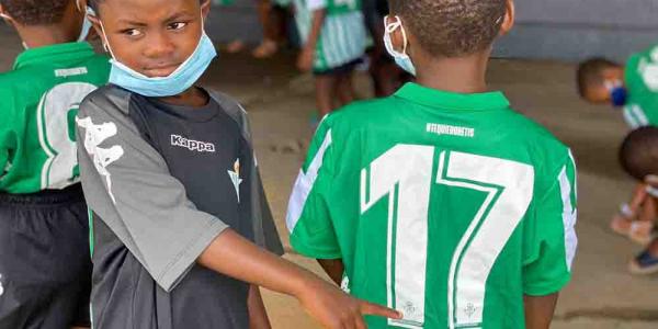 La Fundación Real Betis continúa sumando ayuda en Guinea Ecuatorial