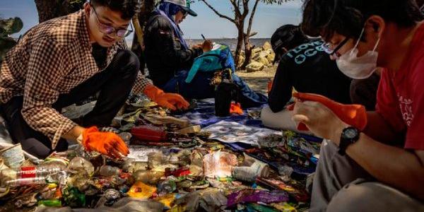 Voluntarios de Greenpeace Indonesia registran datos sobre contaminación plástica de marca