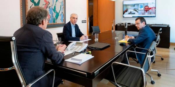 Mesa de negociación entre responsables de la Xunta y comité de empresa 