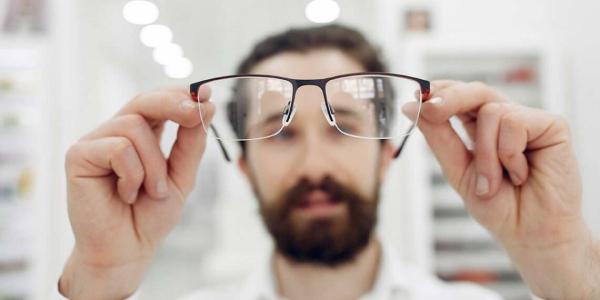 Sanidad ofrece lentillas y gafas en 2025