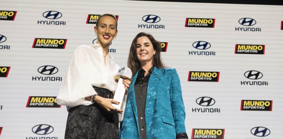 Virginia Torrecilla recogiendo su premio en la Gala del Fútbol Femenino Europeo / Pep Puntí (MD)