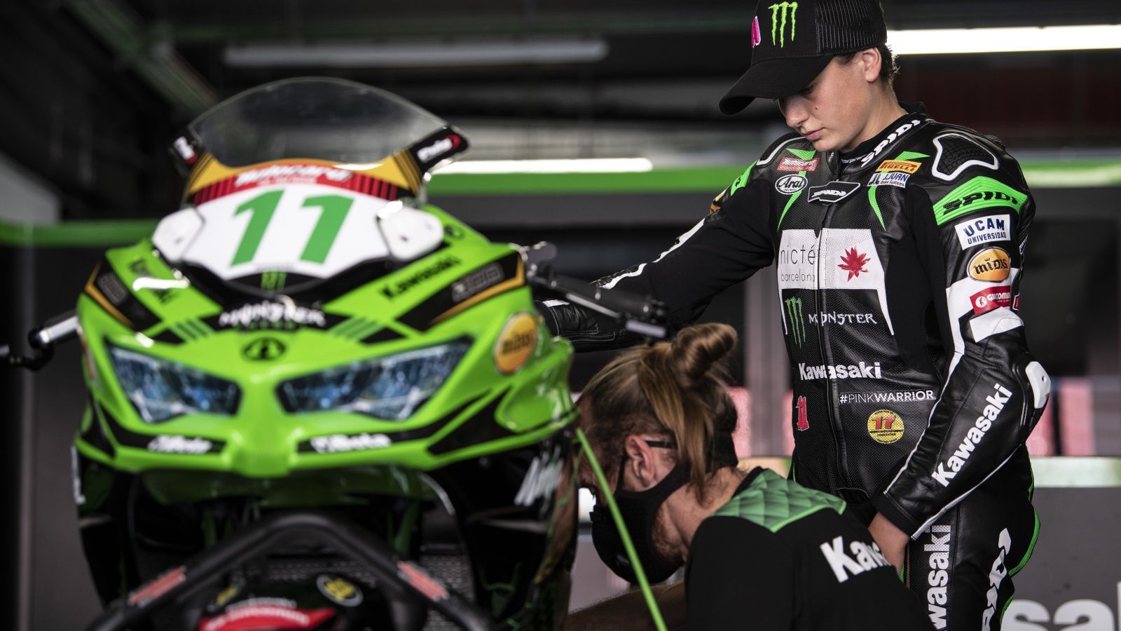 Ana Carrasco en el box con su moto / Motociclismo