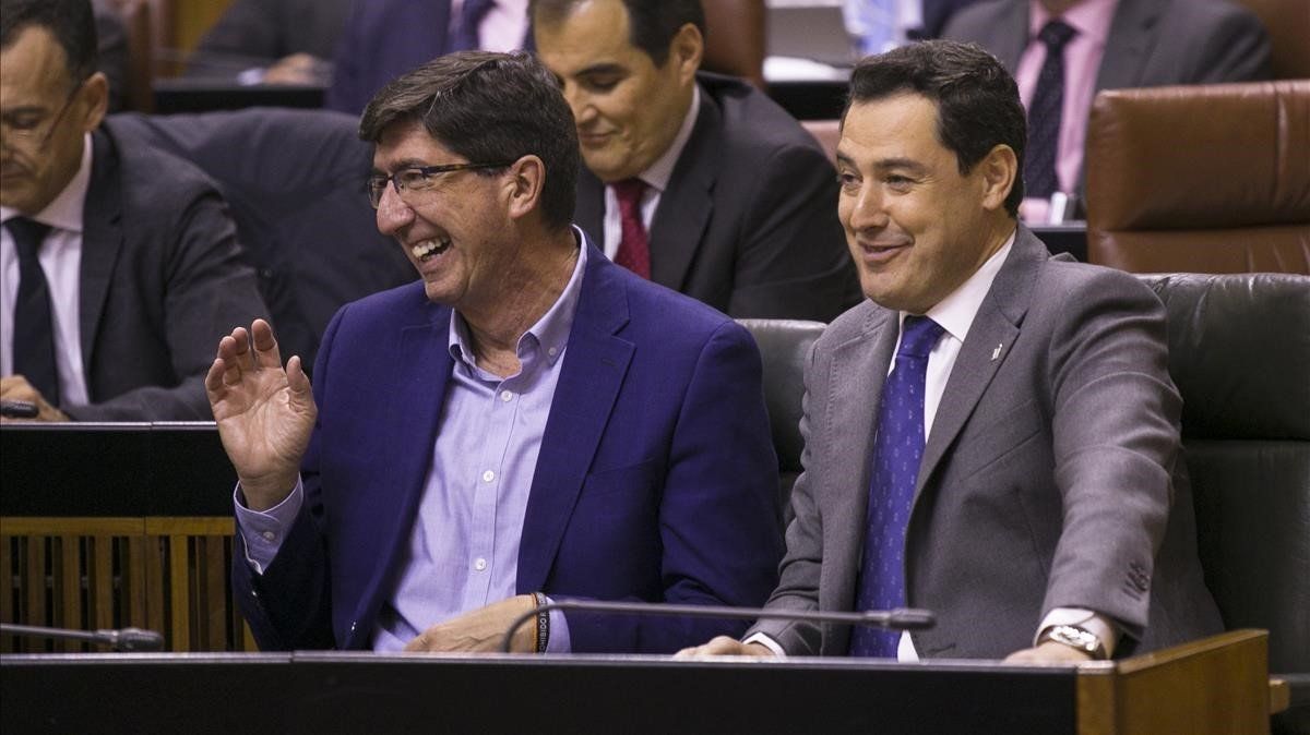 Juan Marín sostiene a uno de los hombres de Pablo Casado, Juanma Moreno Bonilla / El Periódico