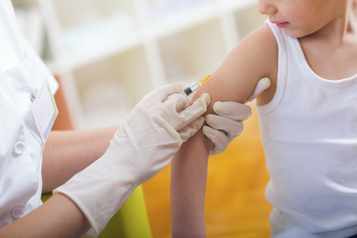 Los expertos quieren que la vacunación de Covid de los menores sea segura / Diario Médico 