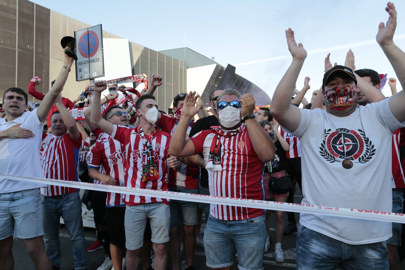 Llegada del Real Sporting a El Molinón - Enrique Castro "Quini" / El Comercio