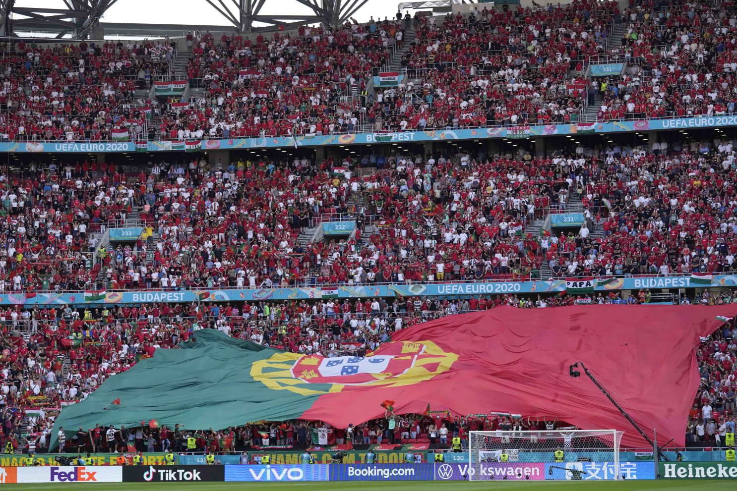 La población europea llenó los estadios de todo el continente durante la Eurocopa / LA Times