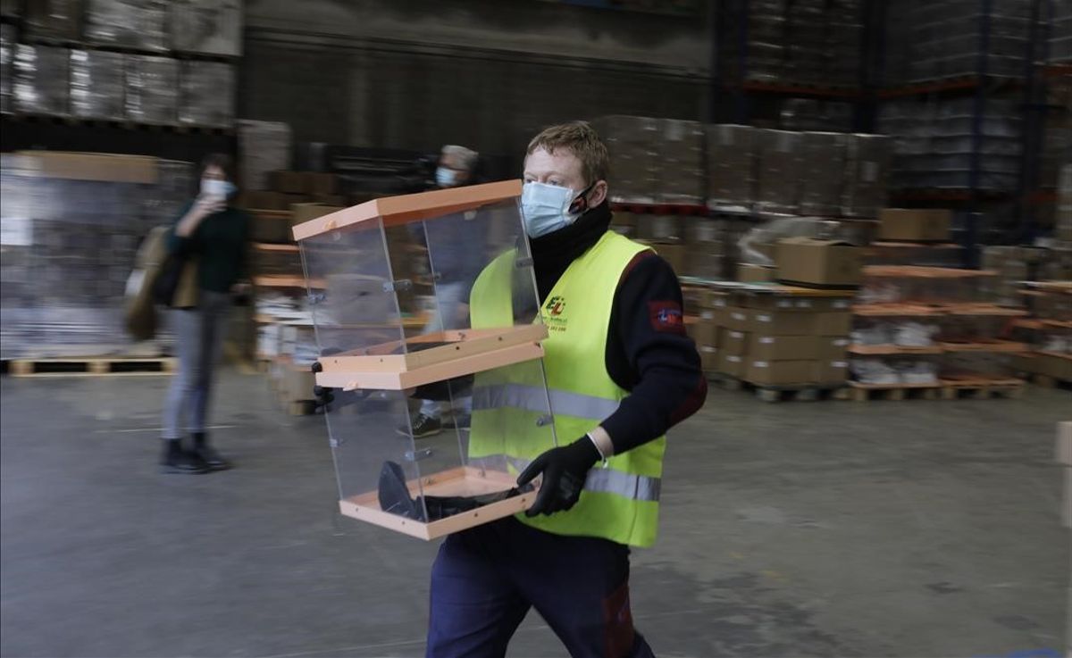 La Junta Electoral busca voluntarios de cara a las elecciones del 14 - F en Cataluña / El Periódico