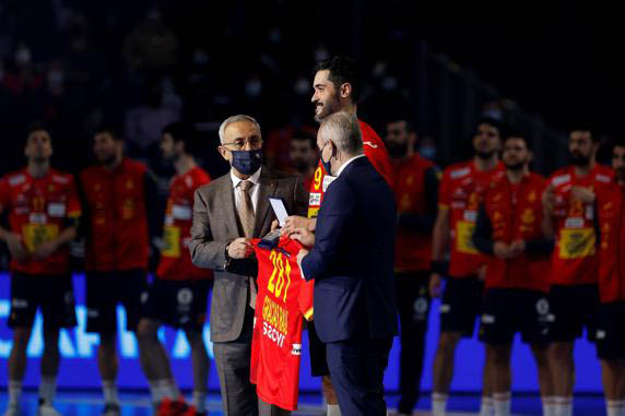 Raúl Entrerríos recibió una camiseta conmemorativa por sus 281 partidos / Mundo Deportivo