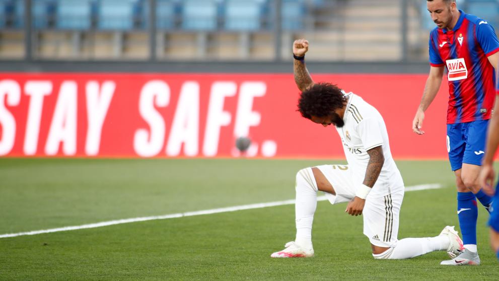 Marcelo rinde tributo a George Floyd en el partido frente al SD Eibar / La Vanguardia