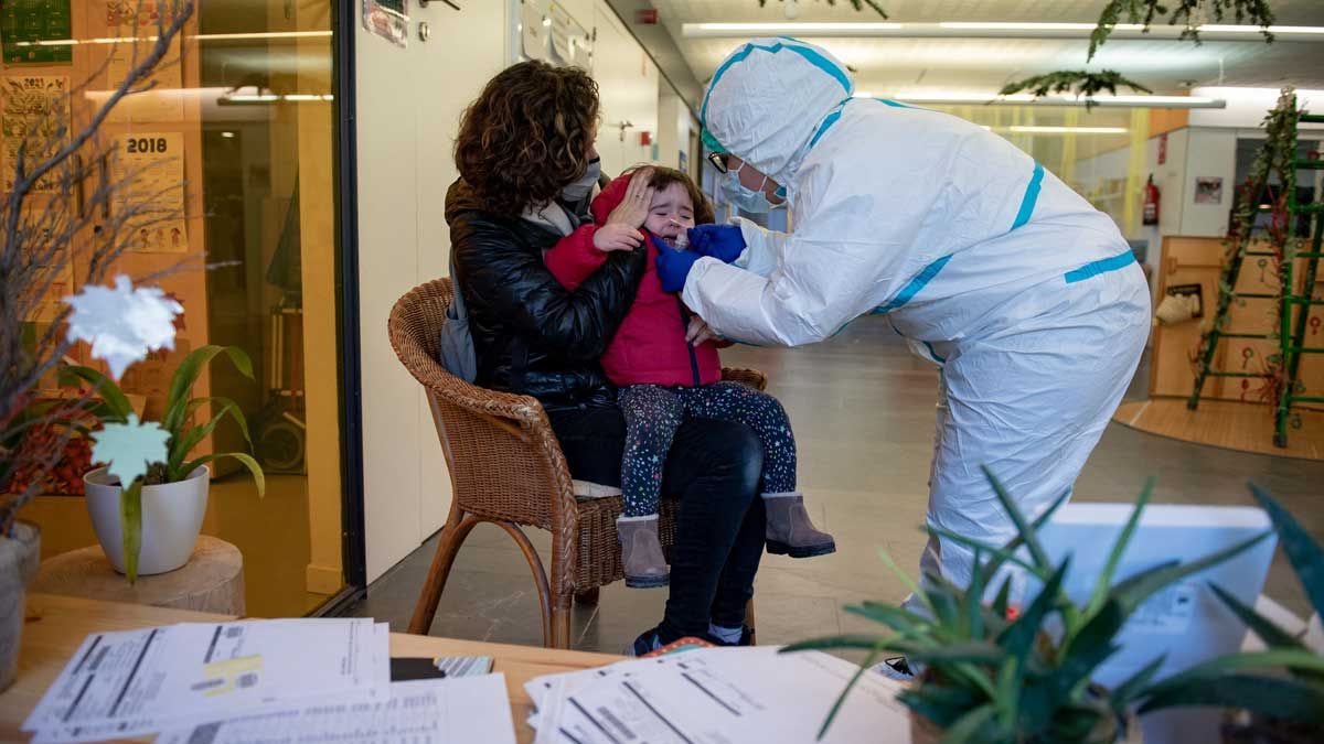 Las variantes de Covid, Omicron y Delta, podrían cruzarse en nuestro país / El Periódico