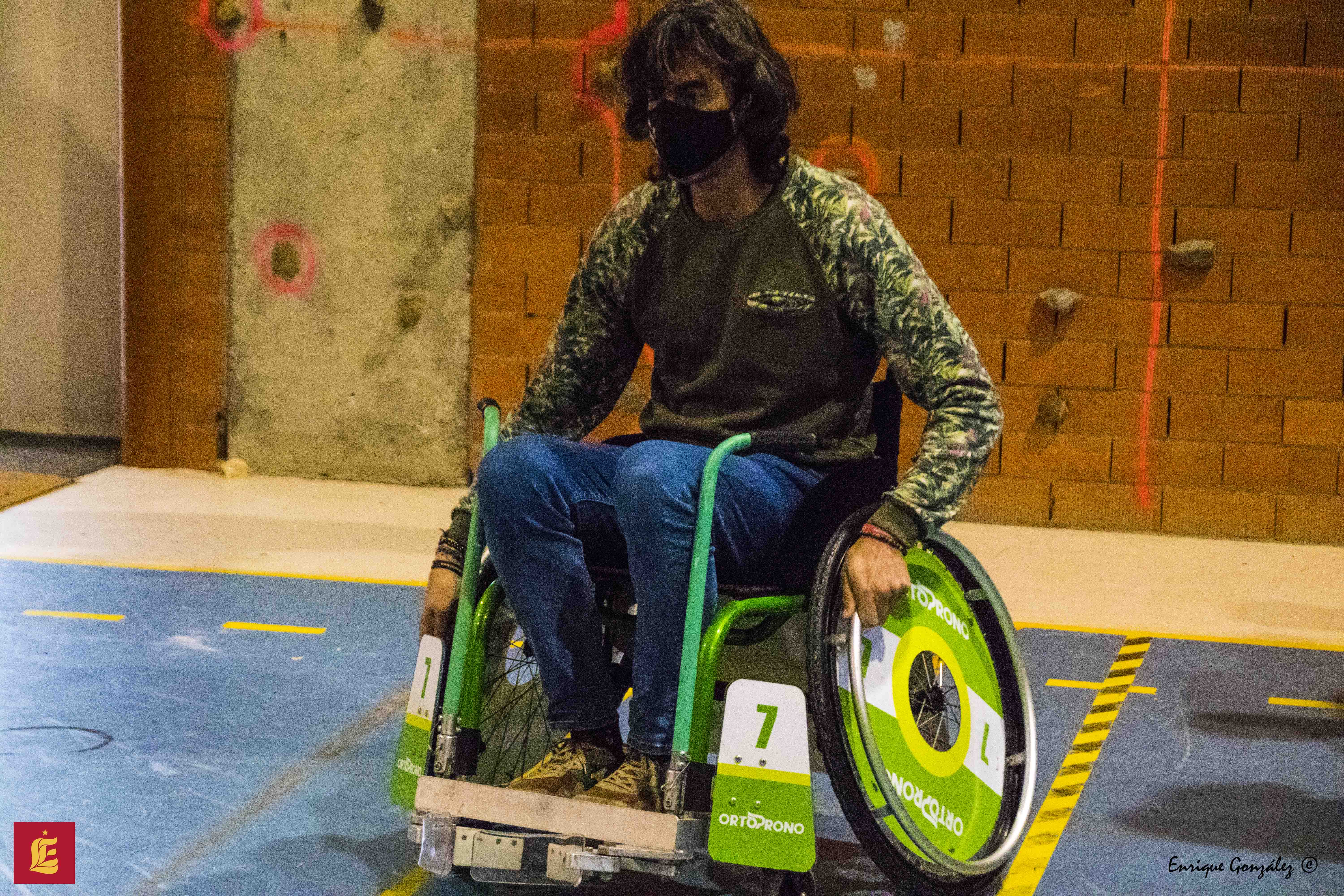 José Emilio Amavisca se animó a subirse en la silla durante la exhibición de ABall / Enrique González 