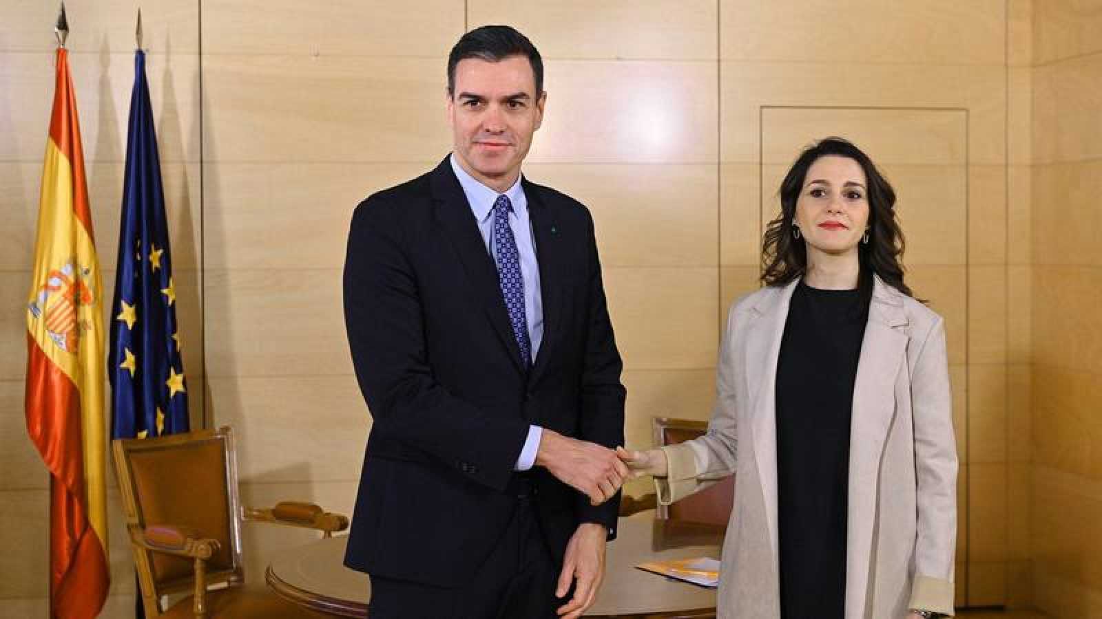 Pedro Sánchez estrecha la mano de Arrimadas / RTVE.es