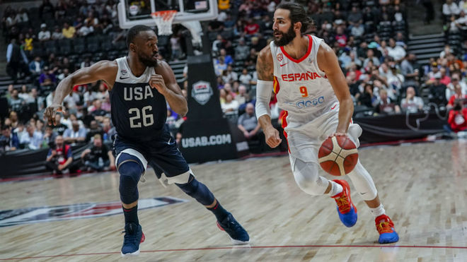 El base de España, Ricky Rubio, conduce el balón durante la final de 2019 / MARCA