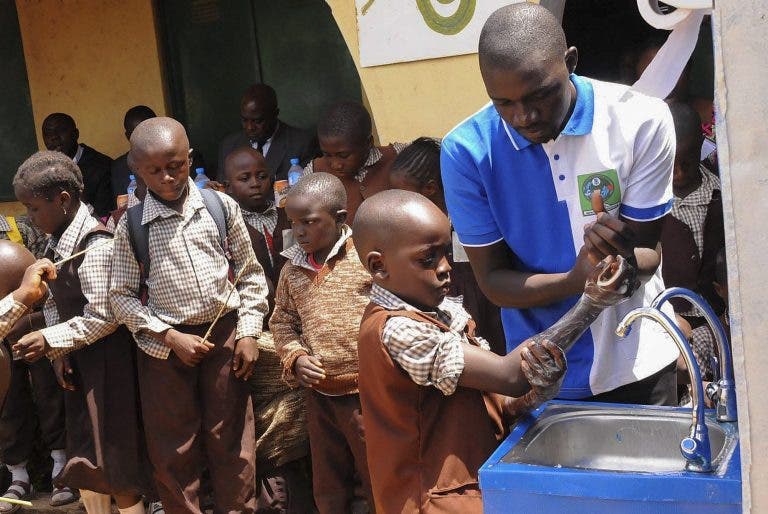 Niños en África aprendiendo a lavarse las manos