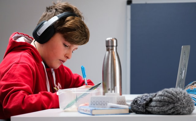 Niño estudiando a distancia / Unsplash