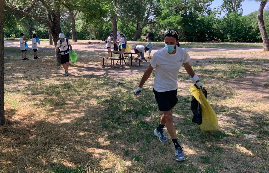 Chema Martínez durante la salida de plogging en el Monte El Pardo / MARCA