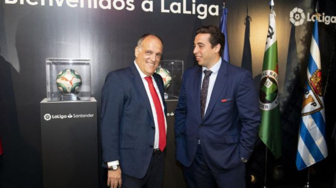 Javier Tebas junto al presidente del Fuenlabrada, Jonathan Praena, en la sede de LaLiga / Europa Press