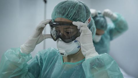 El personal sanitario se cansa en muchas ocasiones de continuar luchando en vano / La Voz de Galicia