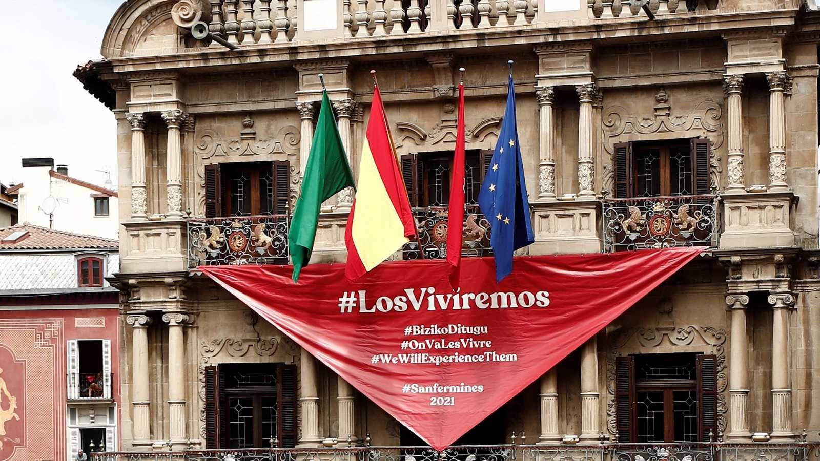 El balcón del Ayuntamiento de Pamplona luce con el lema #LosViviremos / RTVE