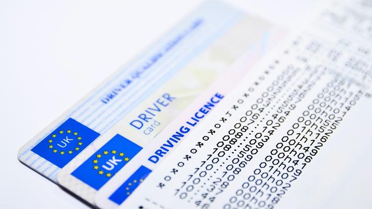 Los españoles residentes en Reino Unido deben validar su carnet de conducir / Life in Belfast