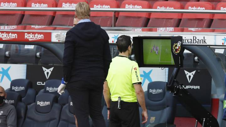 Ronald Koeman mira el VAR durante El Clásico / Reuters