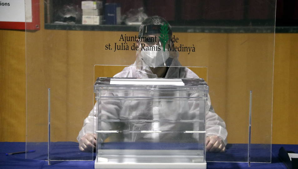 Los catalanes que tengan que estar en una mesa electoral portarán un EPI de 19 a 20h / Diari Més