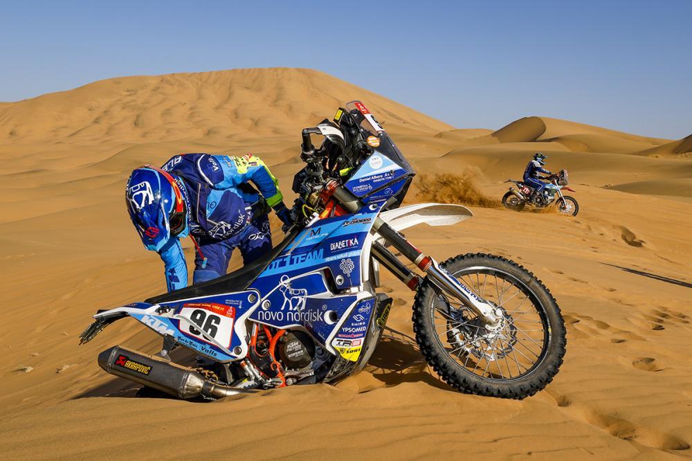 Dani Albero arreglando su moto en las dunas / Rally Dakar