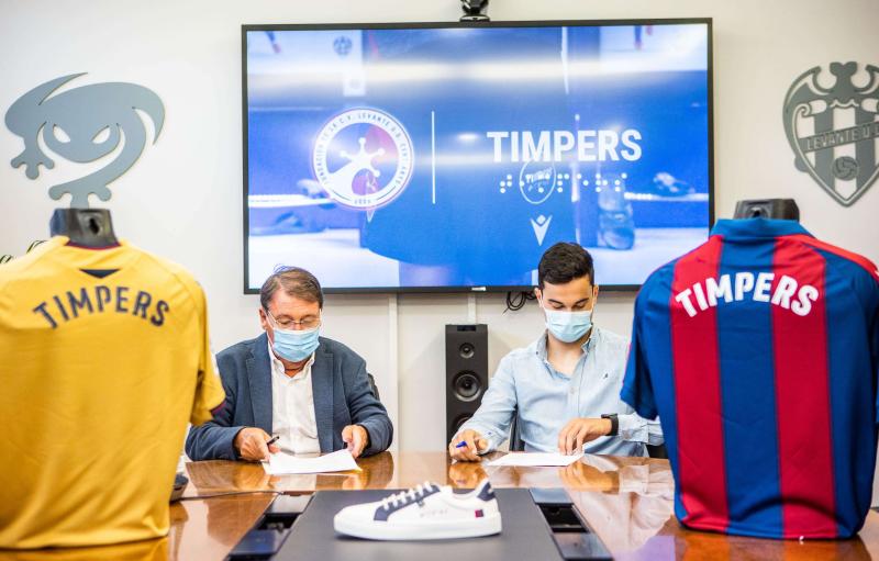 Timpers y la Fundación Levante UD firmaron el acuerdo para esta temporada / Timpers