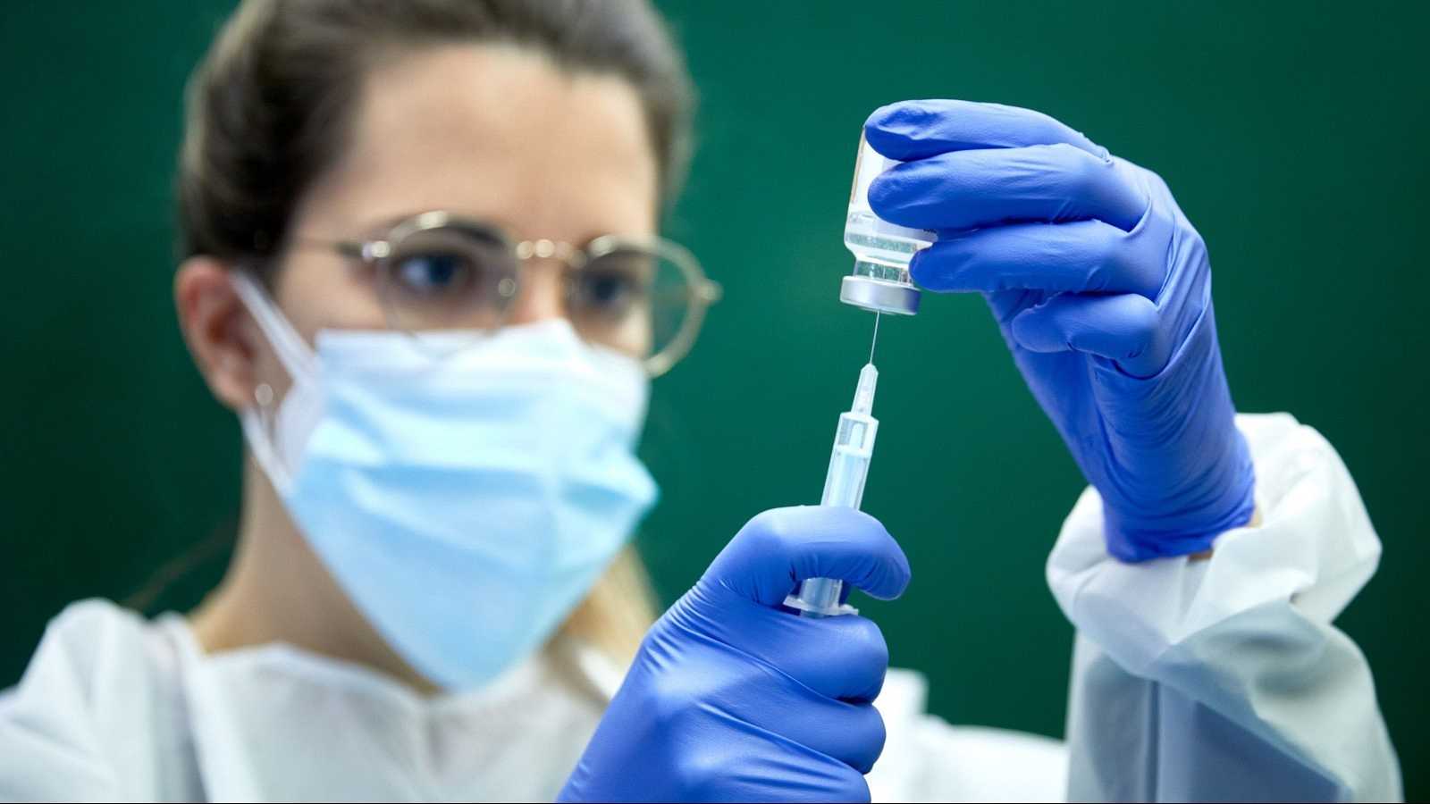 La tercera dosis de la vacuna debes dártela un mes después del diagnóstico de Covid / RTVE.es 