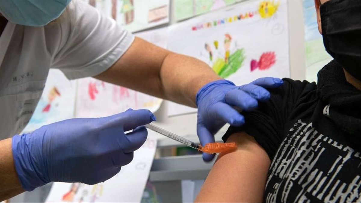 La superinmunidad puede alcanzarse en nuestro país gracias a la expansión del virus / El Periódico