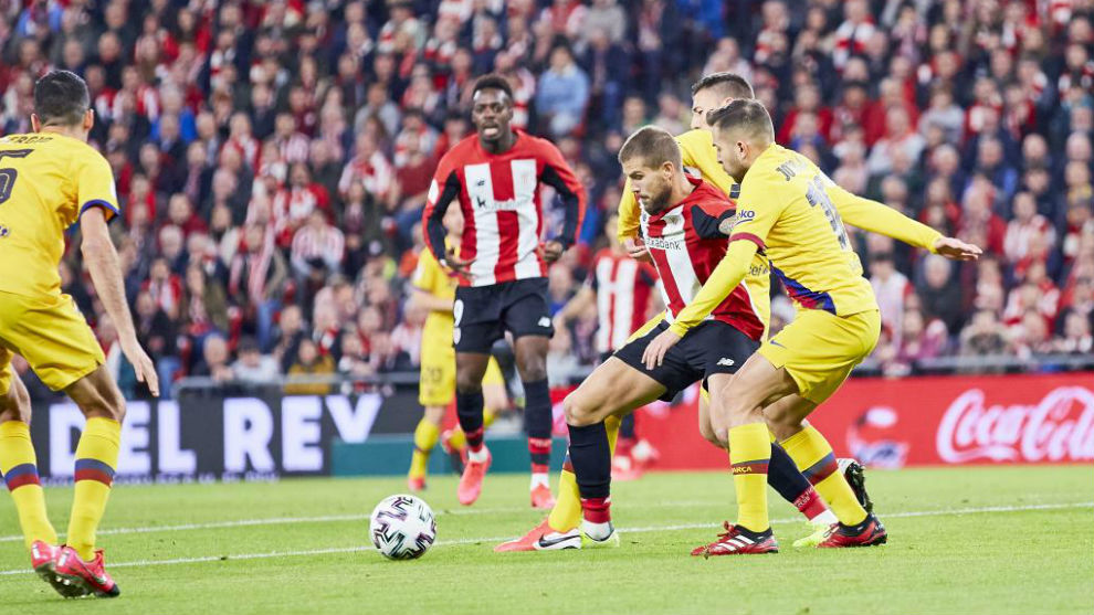 Las televisiones y la falta de público son los aspectos que más devaluan el fútbol en época Covid / MARCA