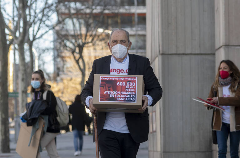 Carlos San Juan entrega las 600.000 firmas obtenidas en la campaña/Valencia Plaza