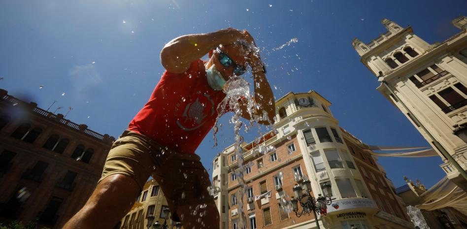 Durante la ola de calor será importante refrescarse y no salir a hacer deporte durante las horas centrales del día / La Vanguardia