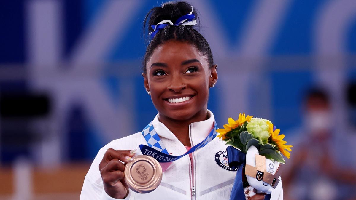La gimnasta Simone Biles ganó medalla en Tokio después de reconocer que necesitaba ayuda / El Periódico