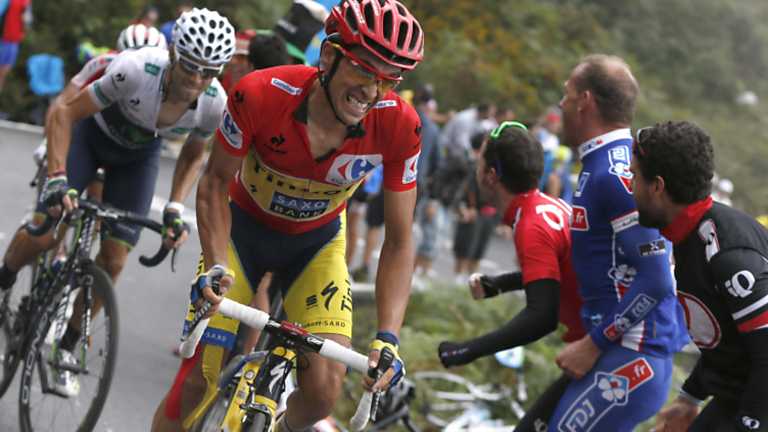 Alberto Contador durante una etapa de la Vuelta de 2014 entre Oviedo y los Lagos de Covadonga / RTVE