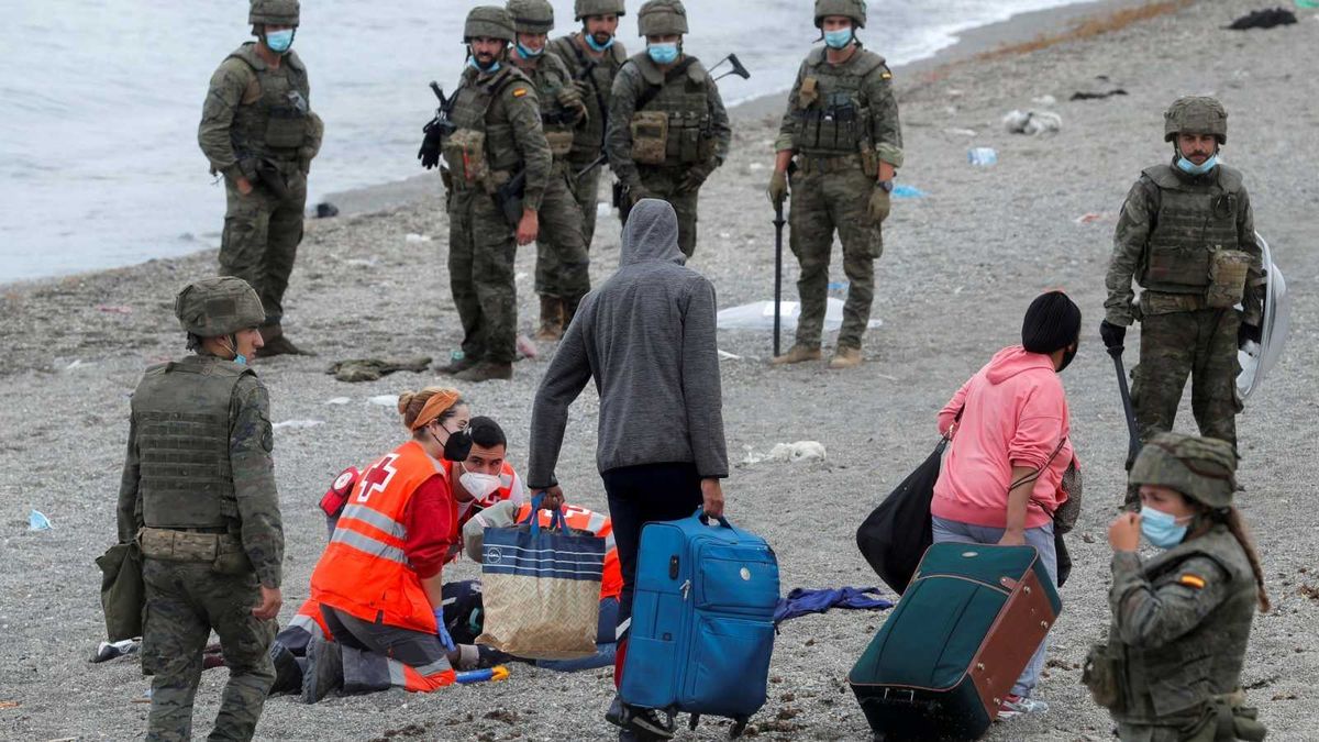 Las fuerzas de seguridad y Cruz Roja fueron claves en la crisis humanitaria de Ceuta / La Opinión de Málaga