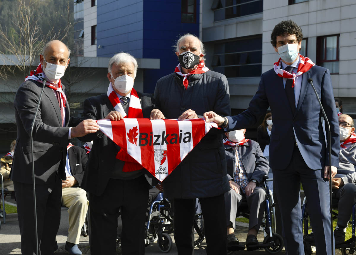 Iribar, junto a instituciones y cargos del Athletic ha ido a animar a los residentes / Geuria