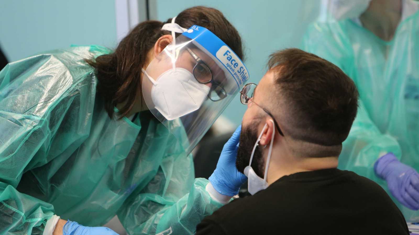 El descenso de contagios hace que descienda la presión hospitalaria / El País