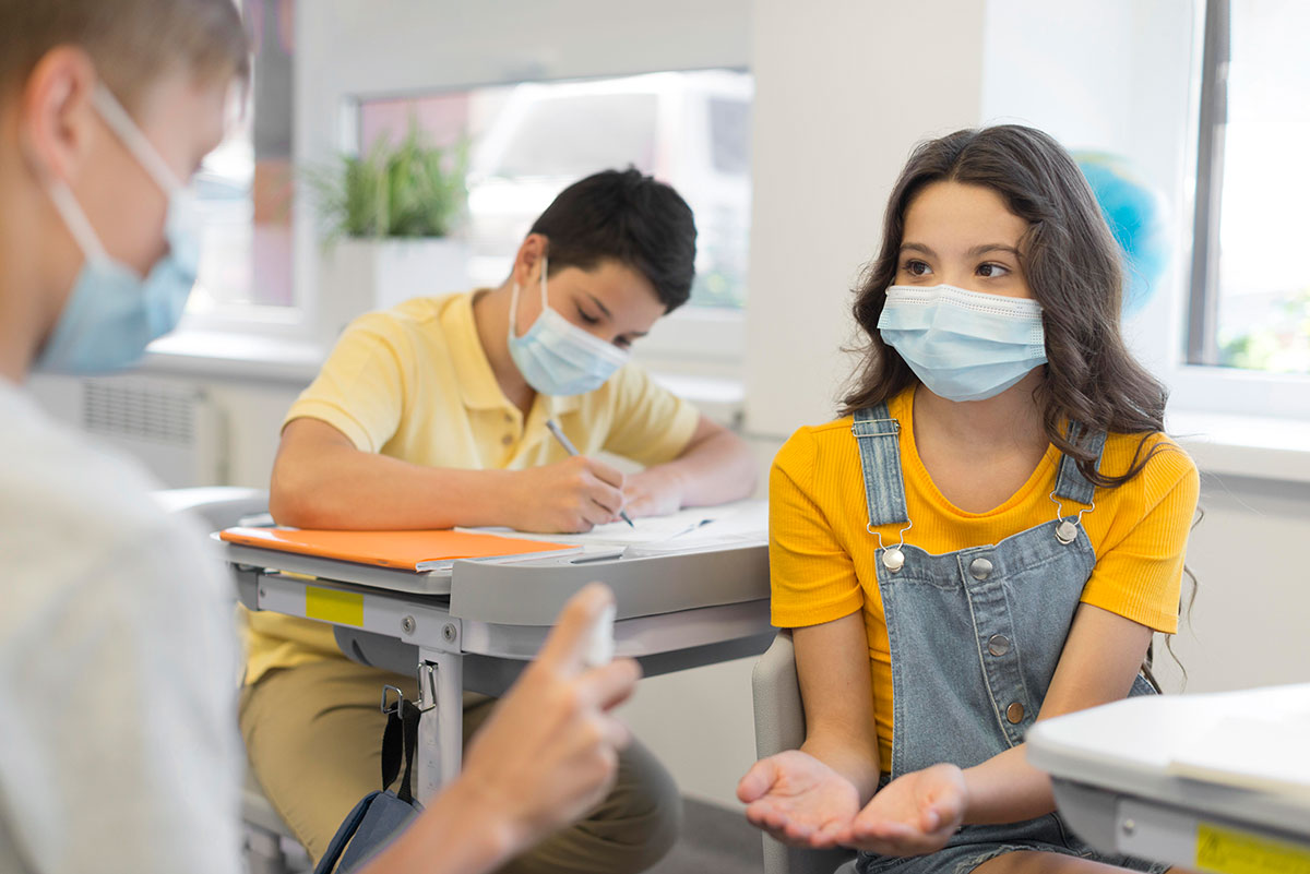 Cataluña pretende que los niños asintomáticos y negativos sigan yendo a clase / BioNTech Magazine