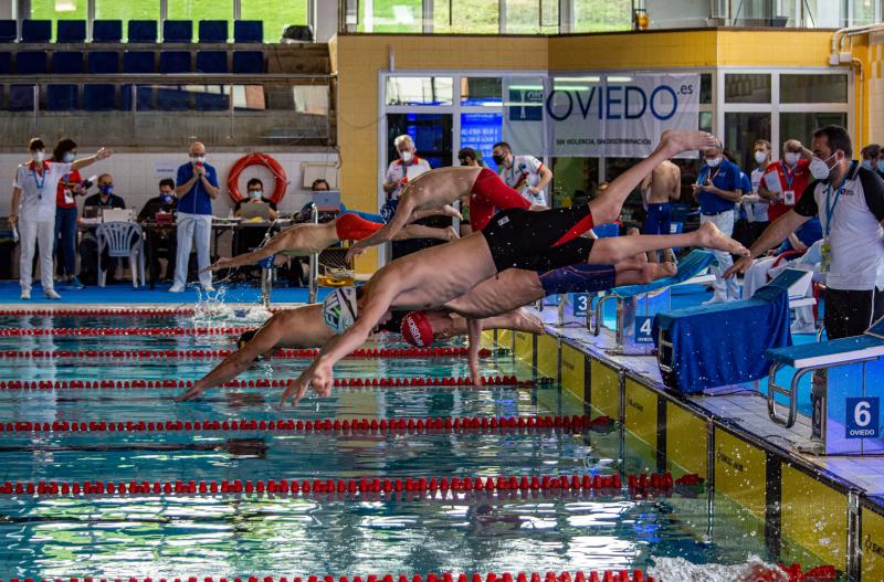 Los nadadores al saltar a la piscina de Oviedo / CPE