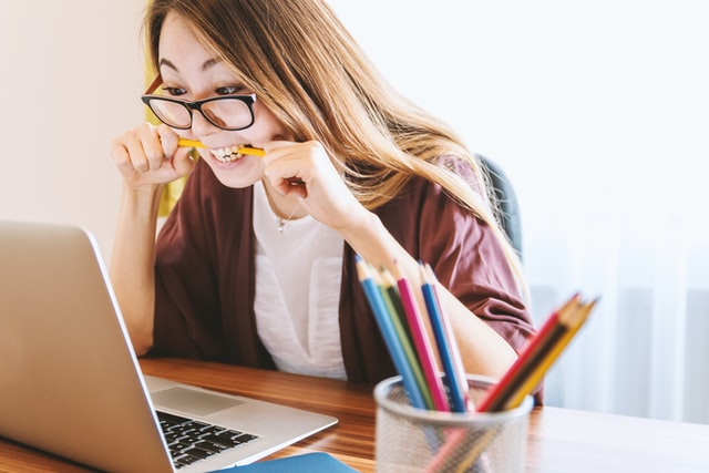 Chica con gafas estudiando a distancia / Unsplash