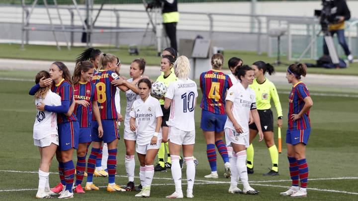 Jugadoras del Real Madrid femenino y Barça al terminar el choque / Diario AS