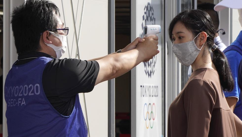Una trabajadora se somete a un test de temperatura en Tokio / Mundo Deportivo