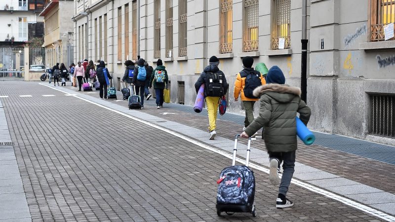 La gran mayoría de niños ha vuelto al colegio pero, debemos acordarnos de aquellos que todavía no han vuelto / Euroefe Euractiv