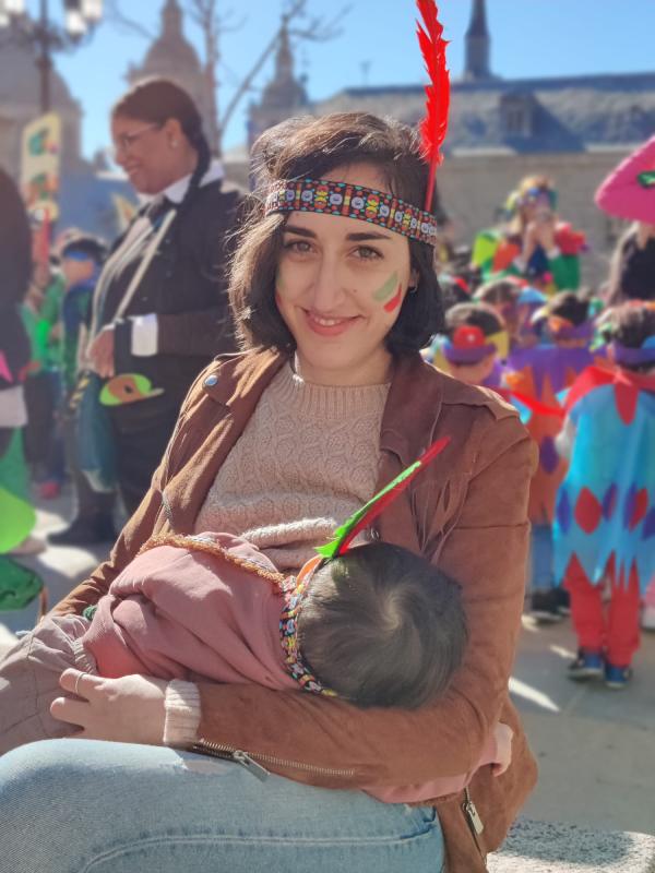 Nuestra redactora amamantando a su bebé en Carnavales /  Katia Navas Hernández