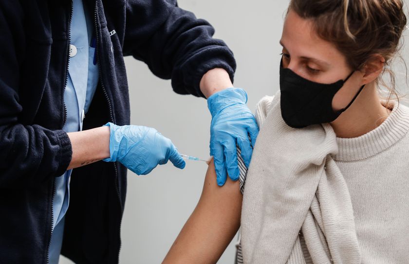 Un total de cinco comunidades han asegurado la vacunación en menores de 40 años / El Correo