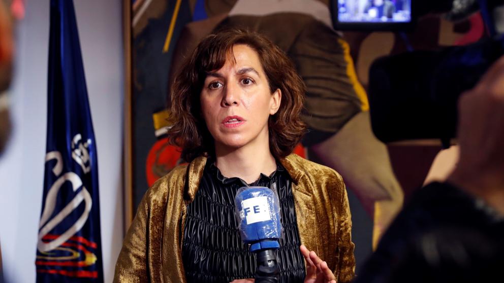 Irene Lozano atiende a los medios / La Vanguardia 