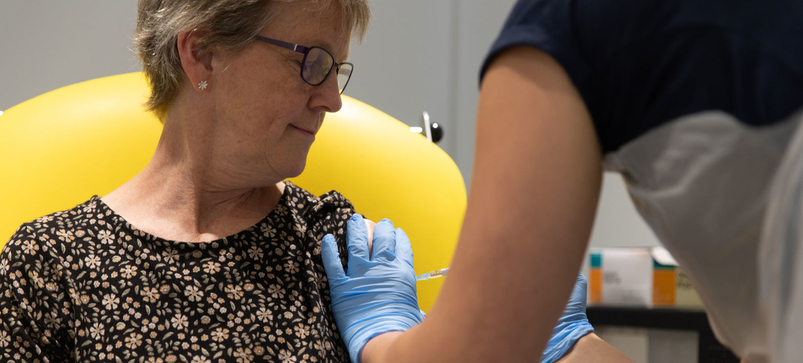 La vacuna de AstraZeneca no se inoculará en mayores de 55 años / UN News